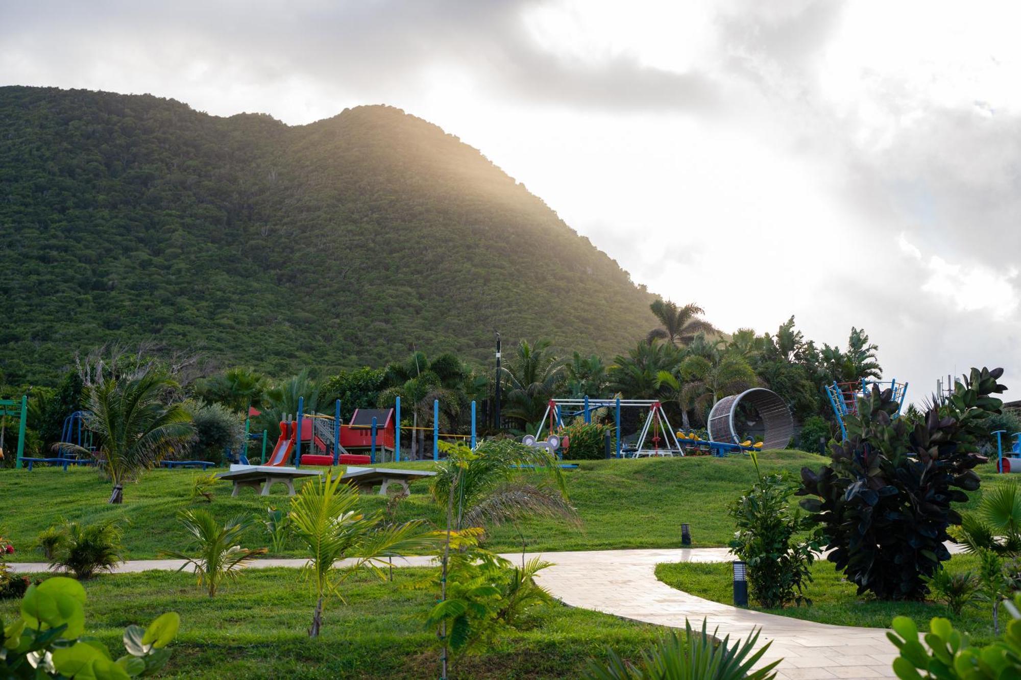 Golden Rock Dive And Nature Resort 오랑예스타트 외부 사진