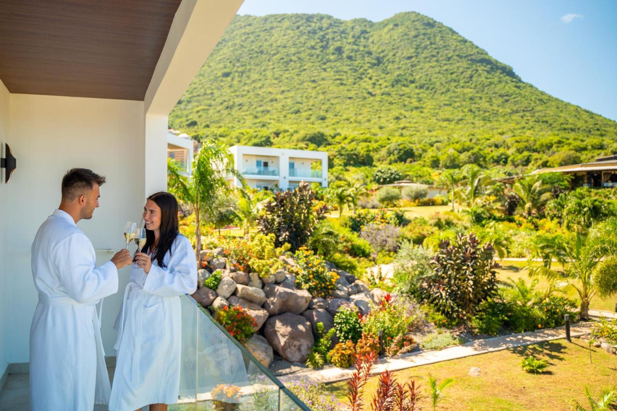 Golden Rock Dive And Nature Resort 오랑예스타트 외부 사진