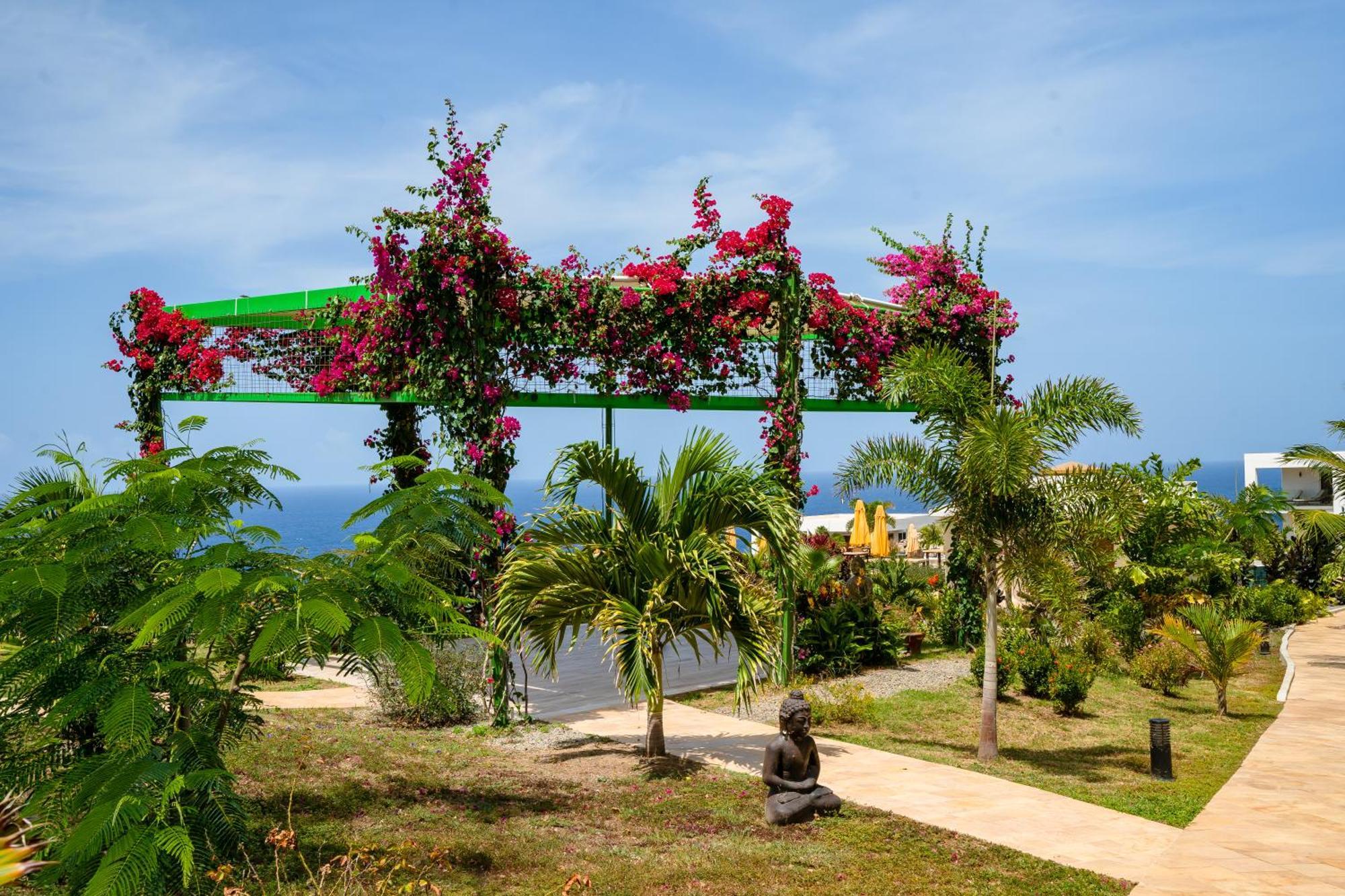 Golden Rock Dive And Nature Resort 오랑예스타트 외부 사진